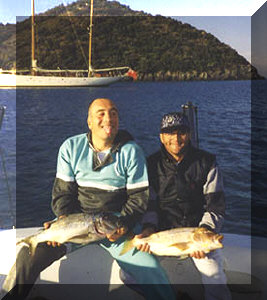 Gino, uno dei titolari del negozio, durante una battuta di pesca